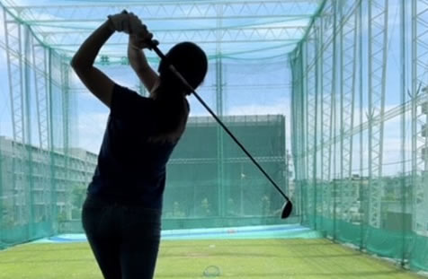 上達したい女性ゴルファー